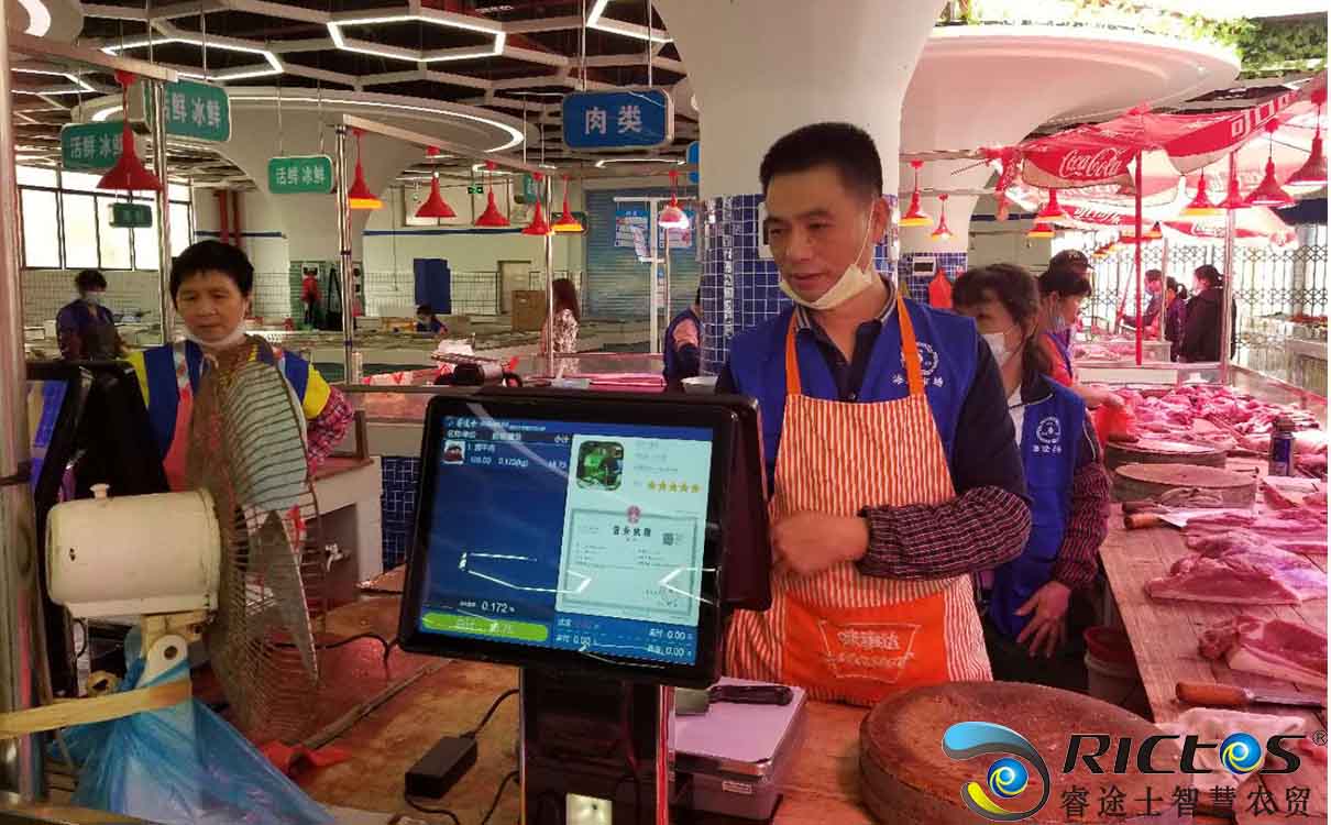 广东珠海智慧农贸摊主正在使用睿途士智能电子秤