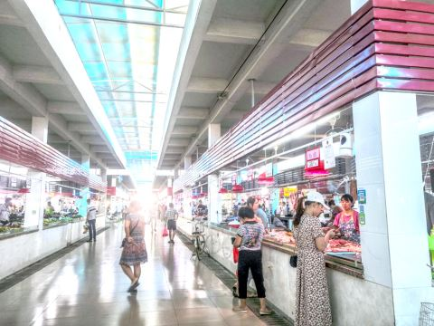 空港经济区江夏综合市场经过治理后“颜值”得到提升。郑楚藩 摄